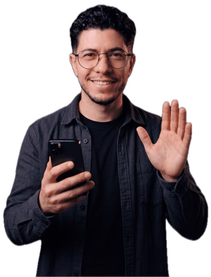 Rai Damasceno sorrindo e acenando, com o celular na mão